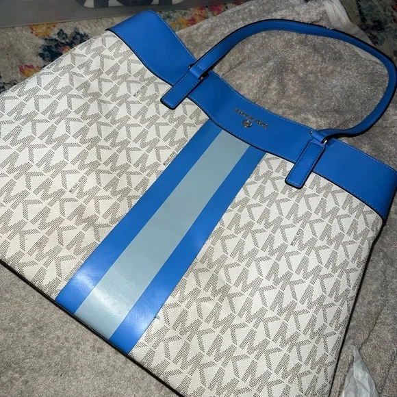 Beautiful pre-loved tote! Very small “ chip” mark.